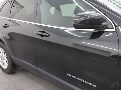 Used 2016 Jeep Cherokee Latitude w/ Cold Weather Group AWD/4WD image 22