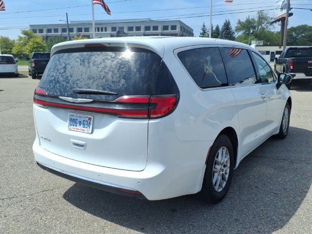 Used 2024 Chrysler Pacifica Touring-L FWD image 5
