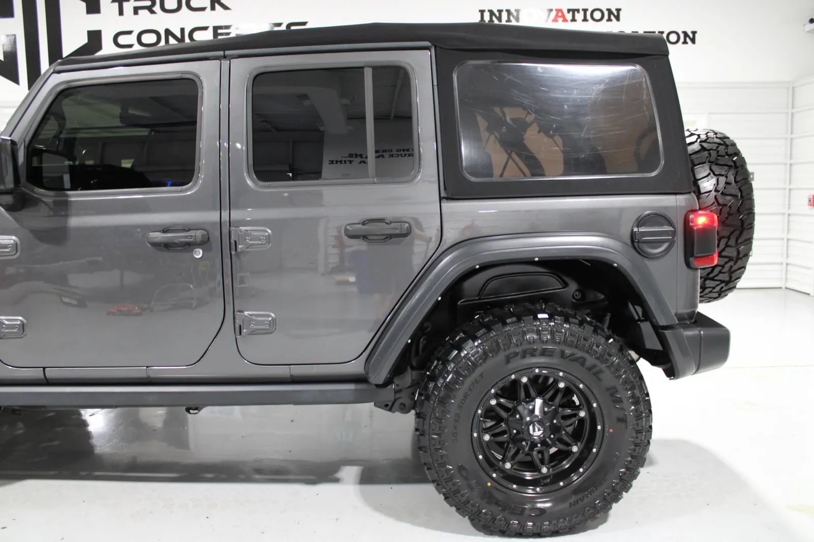 Used 2022 Jeep Wrangler Unlimited Rubicon w/ LED Lighting Group AWD/4WD image 4