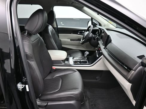 Used 2023 Kia Carnival EX image 26
