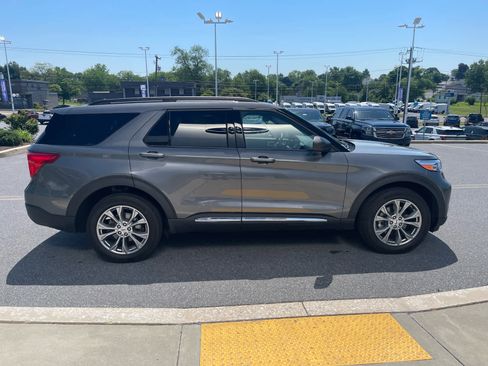 Used 2023 Ford Explorer XLT w/ Equipment Group 202A AWD/4WD image 7