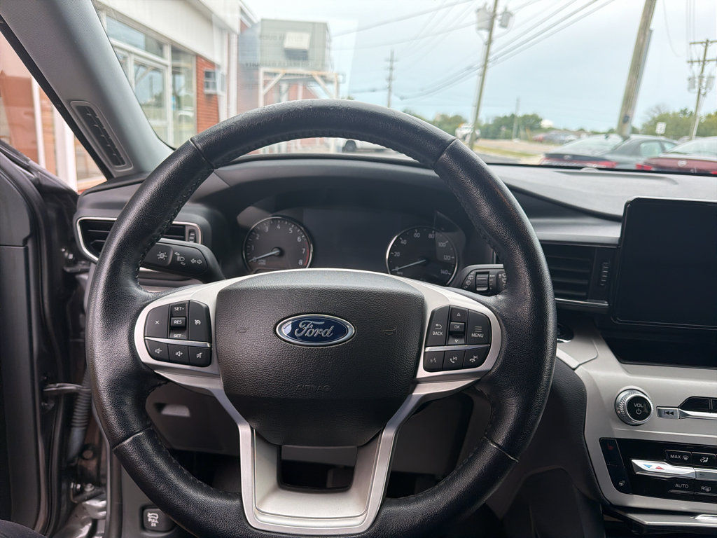 Used 2023 Ford Explorer XLT w/ Equipment Group 202A RWD image 12