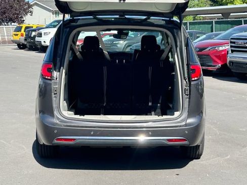 Used 2023 Chrysler Pacifica Touring-L FWD image 32