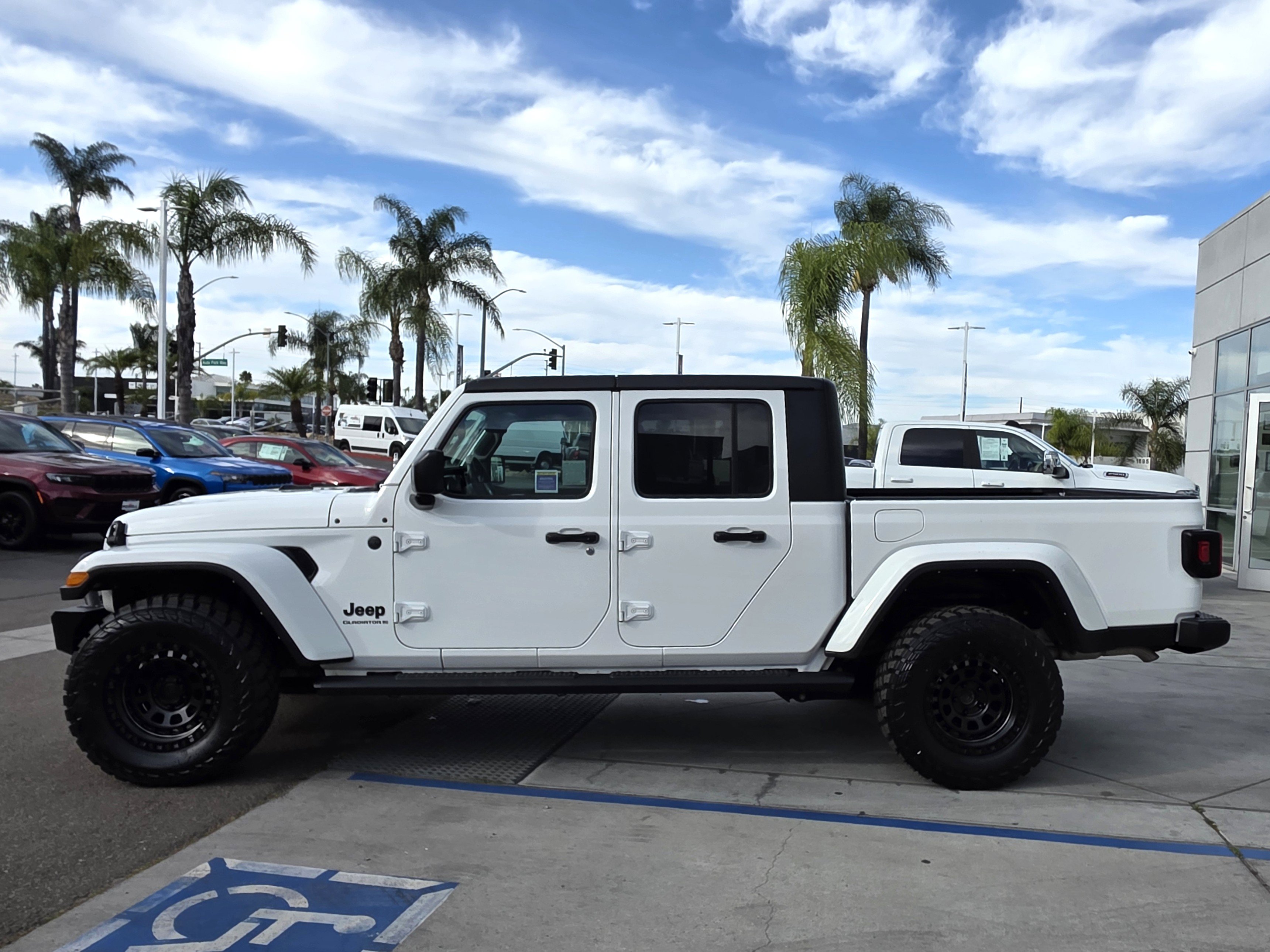 Certified 2023 Jeep Gladiator Sport AWD/4WD image 2