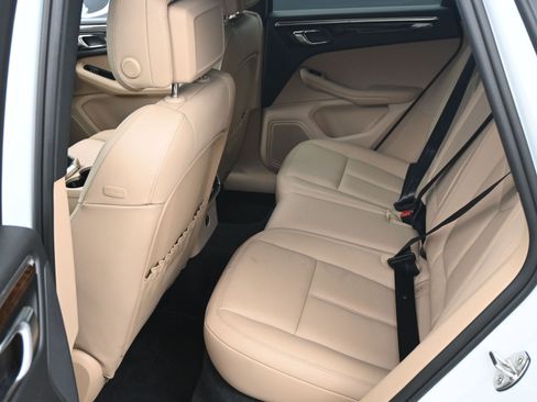 Certified 2025 Porsche Macan image 7