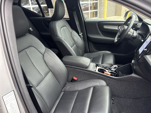 Used 2025 Volvo XC40 B5 Plus image 33
