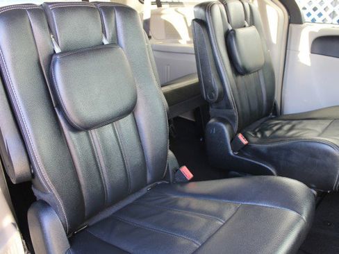 Used 2016 Chrysler Town & Country Touring w/ Driver Convenience Group image 11