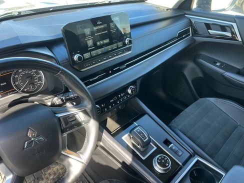 Used 2024 Mitsubishi Outlander SE image 15