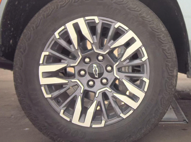 Used 2025 Chevrolet Suburban Z71 AWD/4WD image 3