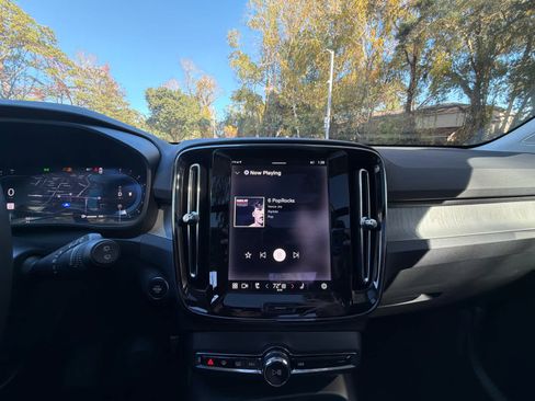 Certified 2025 Volvo XC40 B5 Plus image 33