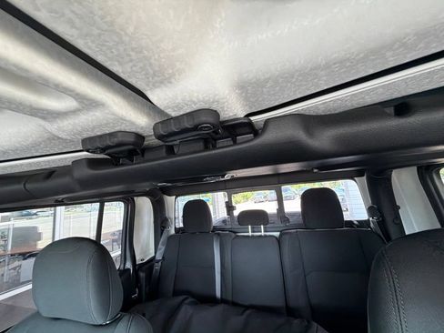 Used 2023 Jeep Gladiator Sport AWD/4WD image 29