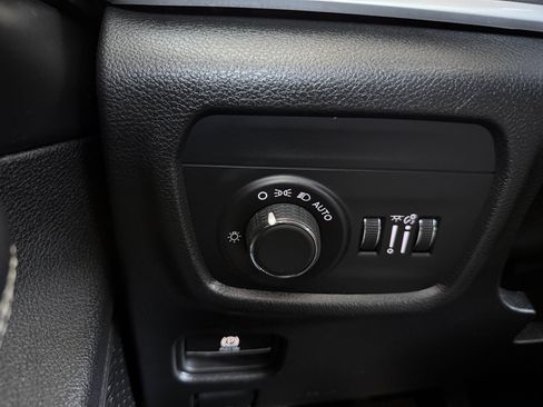 Used 2023 Jeep Grand Cherokee Laredo AWD/4WD image 19