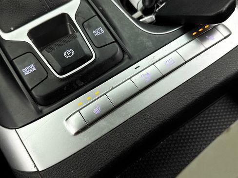 Used 2024 Kia Carnival LX FWD image 25