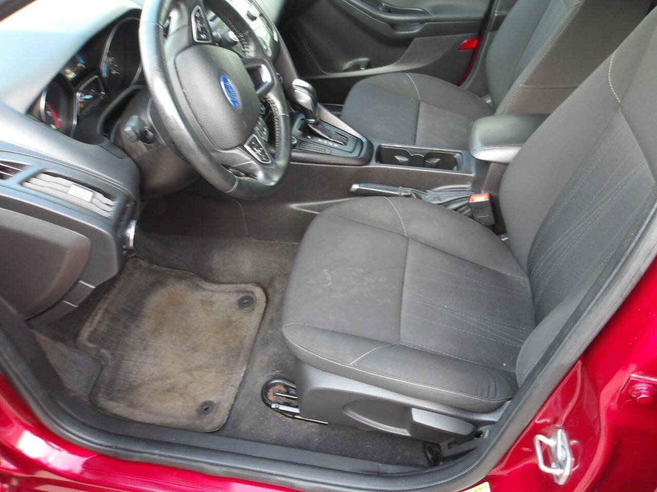 Used 2015 Ford Focus SE w/ SE Sport Package FWD image 7