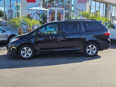Used 2018 Toyota Sienna LE w/ Carpet Mat Package FWD image 4