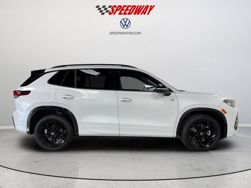 Certified 2025 Volkswagen Tiguan SE R-Line AWD/4WD image 8