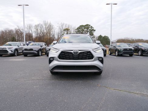 Used 2024 Toyota Highlander Platinum image 8