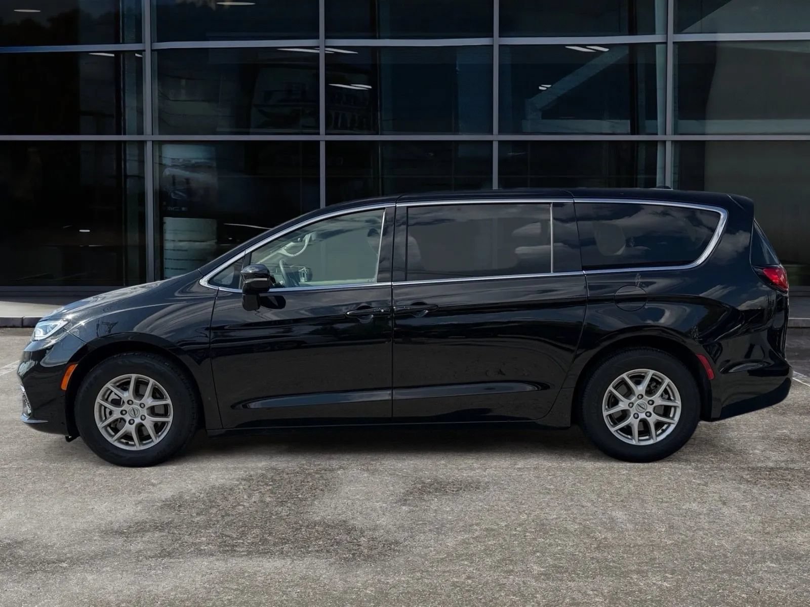 Used 2024 Chrysler Pacifica Touring-L FWD image 4