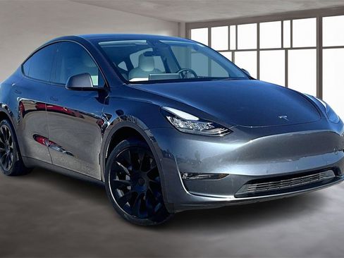 Used 2022 Tesla Model Y Long Range image 11