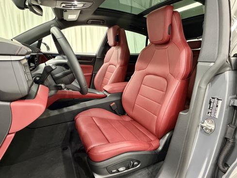 Certified 2025 Porsche Macan 4S Electric AWD/4WD image 31