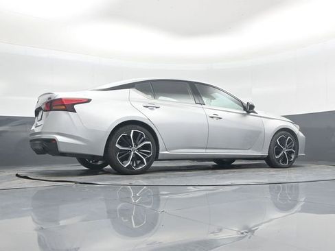 Used 2023 Nissan Altima 2.5 SR FWD image 39