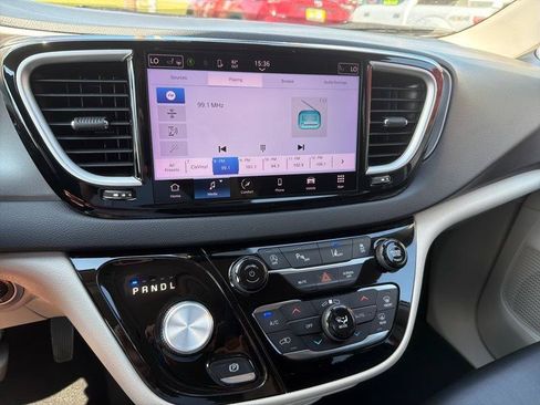 Used 2023 Chrysler Pacifica Touring-L FWD image 18