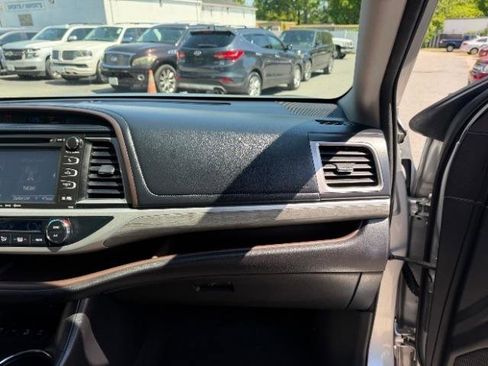 Used 2017 Toyota Highlander Limited AWD/4WD image 43