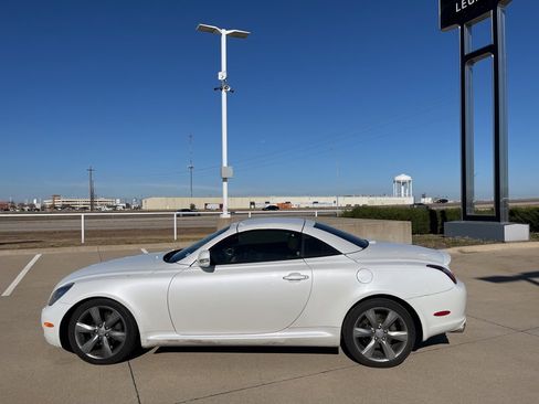 Used 2010 Lexus SC 430 Convertible image 3