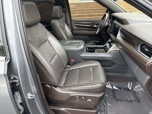 Used 2021 GMC Yukon XL Denali w/ Denali Premium Package AWD/4WD image 7