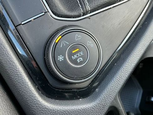 Certified 2025 Volkswagen Taos SEL w/ Black Wheel Plus Package image 18