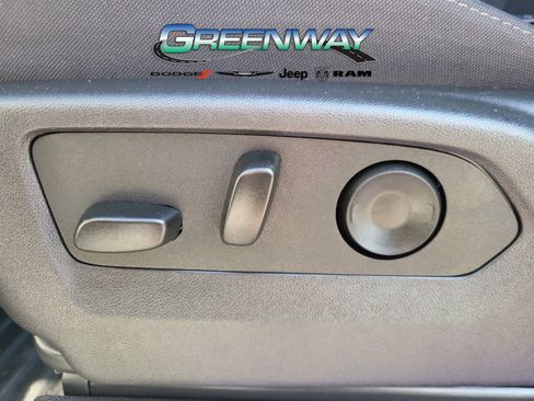 Used 2025 Chevrolet Silverado 1500 Custom image 12