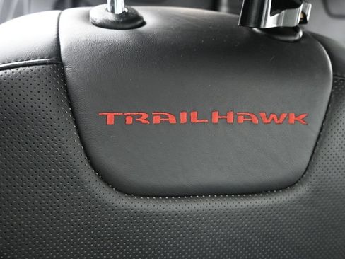 Used 2019 Jeep Cherokee Trailhawk AWD/4WD image 14