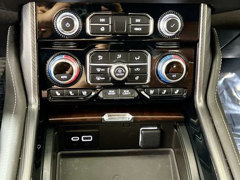 Used 2024 GMC Yukon Denali Ultimate AWD/4WD image 9