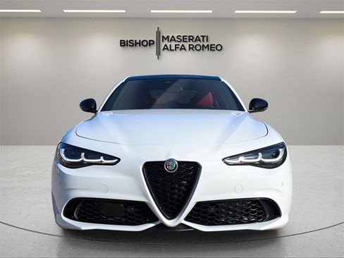 New 2025 Alfa Romeo Giulia Base image 2