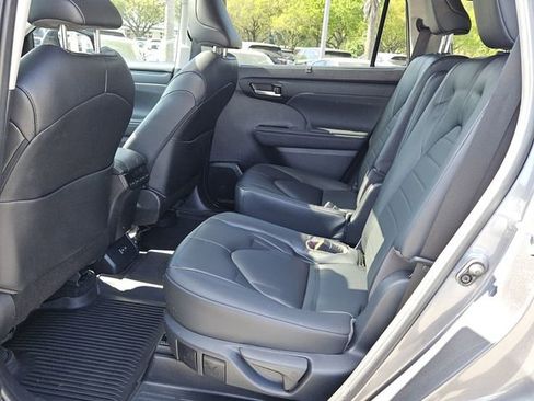 Used 2023 Toyota Highlander XLE image 4