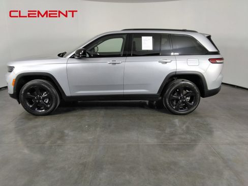 Used 2023 Jeep Grand Cherokee Altitude AWD/4WD image 8