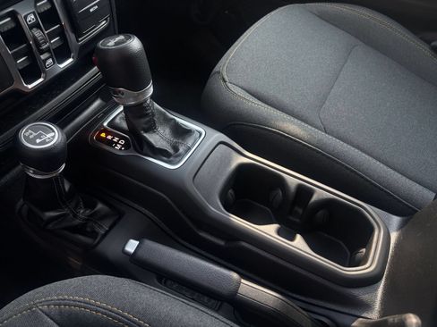 Used 2025 Jeep Wrangler Unlimited Sahara AWD/4WD image 41