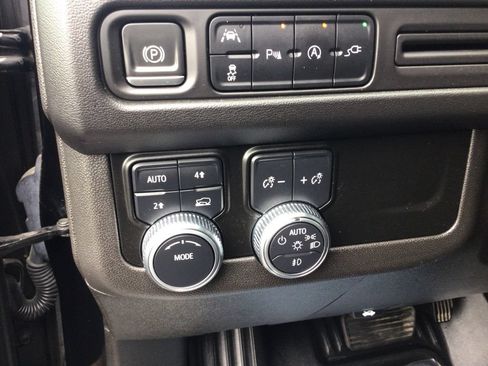 Used 2021 GMC Yukon SLT w/ SLT Premium Package AWD/4WD image 18