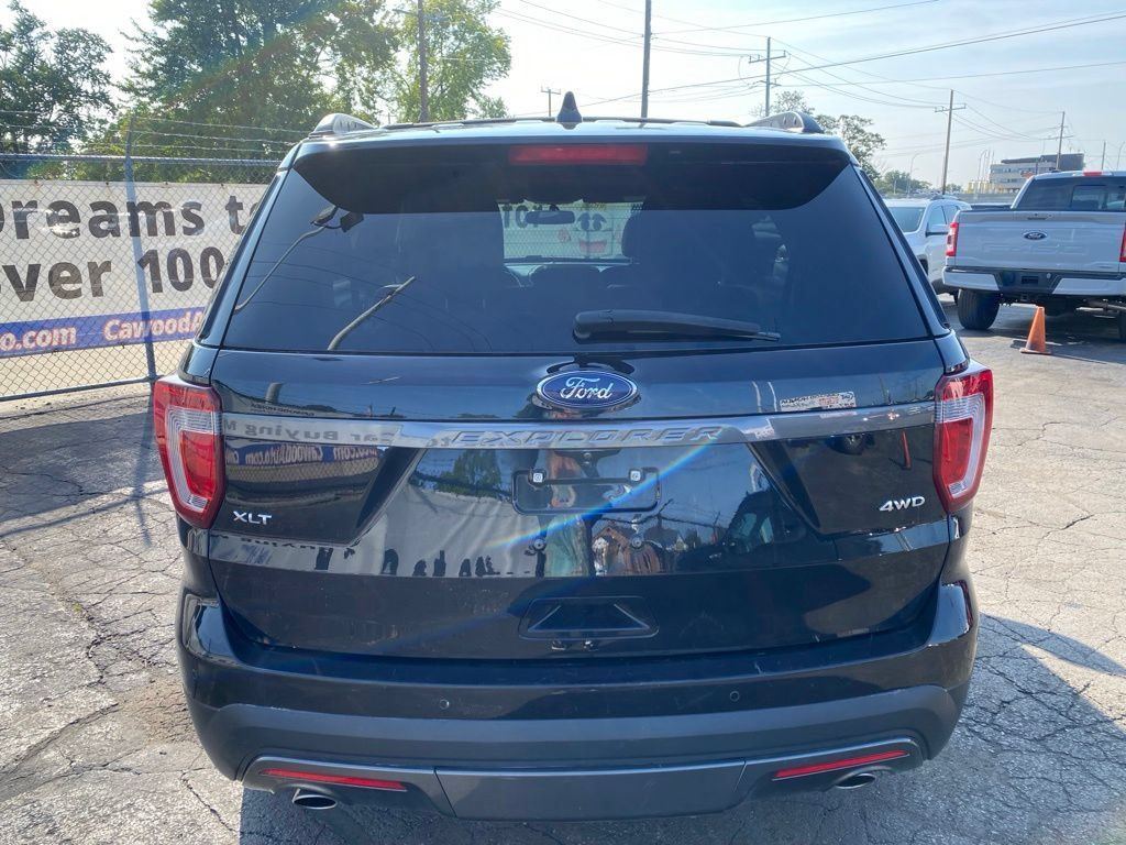 Used 2017 Ford Explorer XLT w/ XLT Technology Feature Bundle AWD/4WD image 3