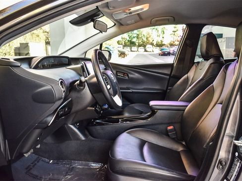 Used 2018 Toyota Prius Prime Premium image 16