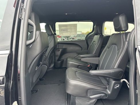 New 2026 Chrysler Pacifica Select image 21