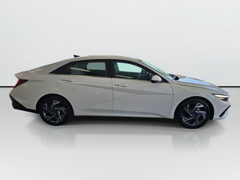 New 2026 Hyundai Elantra Limited FWD image 3