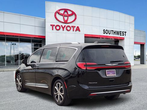 Used 2025 Chrysler Pacifica Pinnacle FWD image 4