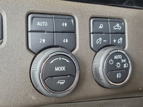 Used 2024 Chevrolet Silverado 2500 LTZ w/ LTZ Convenience Package image 32