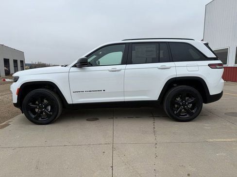 New 2025 Jeep Grand Cherokee Laredo image 8