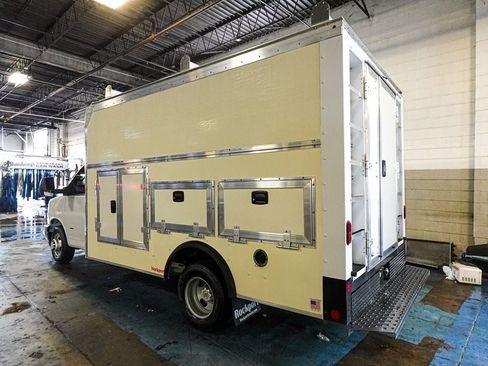 Used 2022 Chevrolet Express 3500 w/ Power Convenience Package image 4