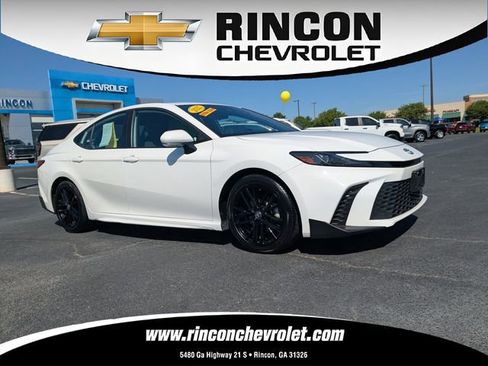 Used 2025 Toyota Camry SE FWD image 1