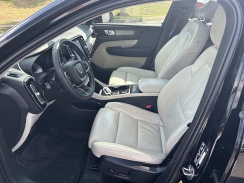 Used 2023 Volvo XC40 B5 Plus AWD/4WD image 28