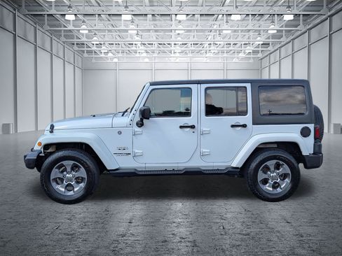 Used 2018 Jeep Wrangler Unlimited Sahara w/ Connectivity Group AWD/4WD image 2