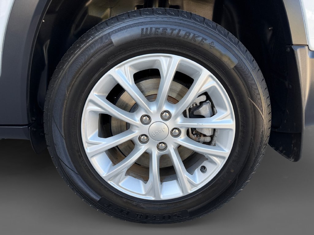 Used 2020 Jeep Cherokee Latitude w/ Cold Weather Group AWD/4WD image 11